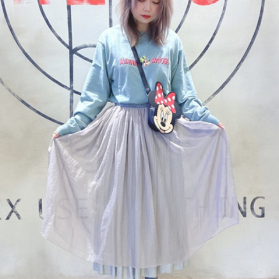 ガーリーなシアー素材スカートのディズニーコーデ