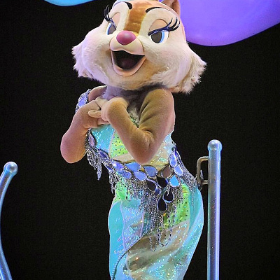 ナイトフォール・グロウではキラキラのドレス姿