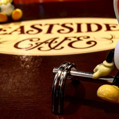 ワールドバザール中央に進んで、シンデレラ城を正面に見て左です