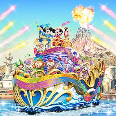 華やかなフロート「ハピエストセレブレーション・オン・ザ・シー」