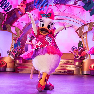 グリーティングはマスク着用＆キャラクターと距離を保った上で行う※ショー開催時の写真