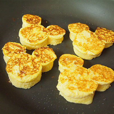 弱火のまま薄い焦げ目がつくまで両面をしっかり焼く