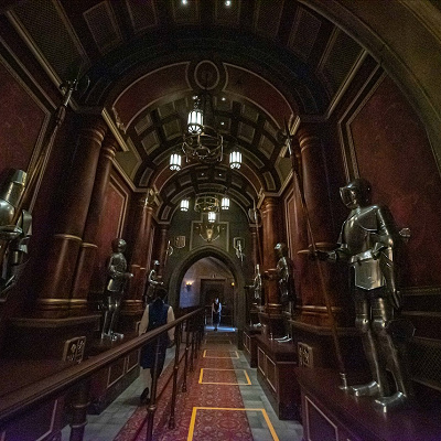 甲冑が並ぶ廊下