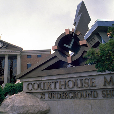 ヒルバレー裁判所の時計台と記念碑