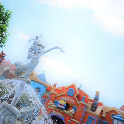 ロジャーラビットの噴水が見えたらもうすぐそこ！