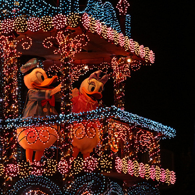 パレードを楽しむなら専用スペースで！