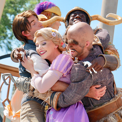 ラプンツェルやフリンに加え、酒場の荒くれ者たちも登場！