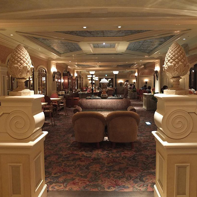 高級感溢れるベッラヴィスタ・ラウンジの店内