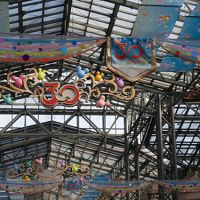 いたるところに「30」の文字で飾られたパーク内