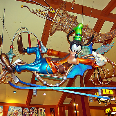 グーフィー教官の飛行機はあっちへこっちへ物凄い動きをします