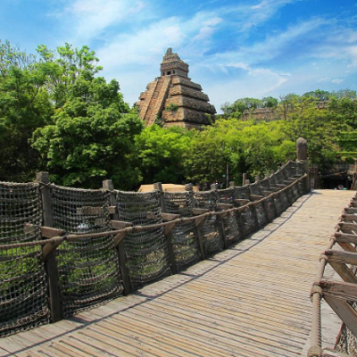 丸太やロープによって急ごしらえに作られた無骨な橋です