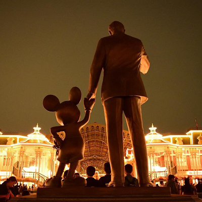 ワールドバザールをバックに撮影するのもおしゃれ