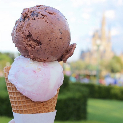 シンデレラ城をバックにアイスを写真にとるのが人気◎