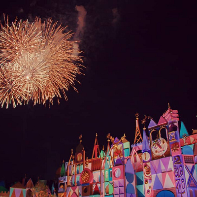 花火鑑賞の定番スポットとも言えるイッツ・ア・スモールワールド