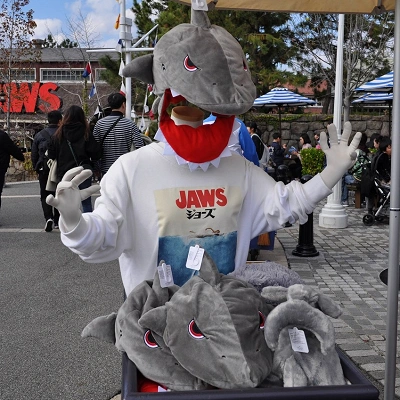 ジョーズ前カートではジョーズのファッショングッズが販売されています/USJ