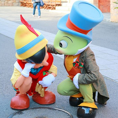 ピノキオをなぐさめるジミニー