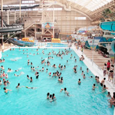 ウォーターパーク内の大プール