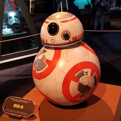 実物大のBB-8！日本未発売のリモコンで動くBB-8も売っていました。