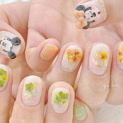淡色フラワーネイル