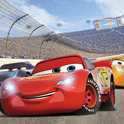 ライトニング・マックィーン（中央）