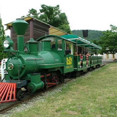 グリーンの車体がかっこいい機関車レッツ号