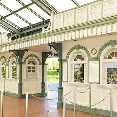 メインエントランス・インフォメーション＆チケットブース