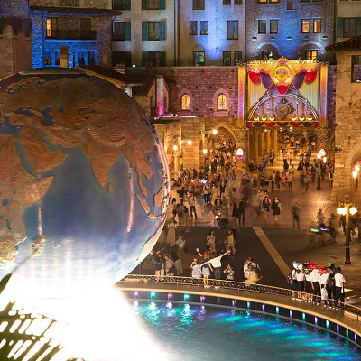 大きな地球儀があるメインエントランス