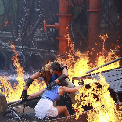 炎の中に突っ込むマリナーとヘレン