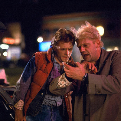 タイムトラベルの時間を確かめるマーティとドク