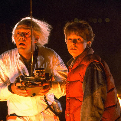 デロリアンの実験をするマーティとドク／映画『バックトゥザフューチャー』