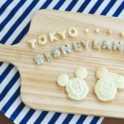 ミッキーとミニーの型抜きクッキー