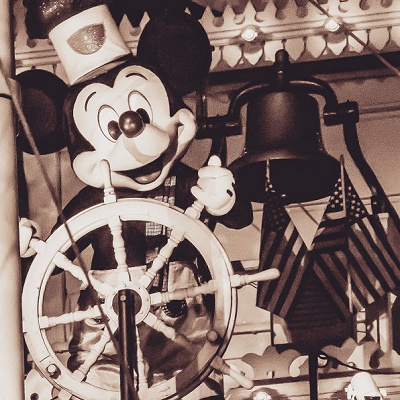 蒸気船ウィリーに扮したミッキー