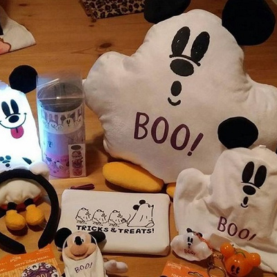 おばけに扮したミッキーのグッズ。