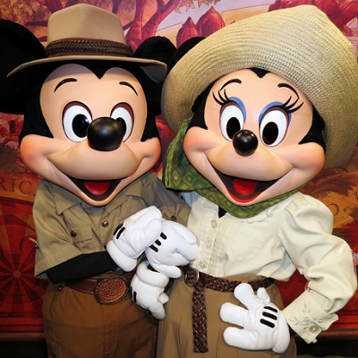 世界中を旅してまわるミッキー&ミニー