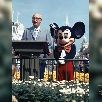 ウォルトディズニーワールドのオープニングセレモニーに登場したミッキーマウス