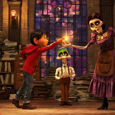 イメルダに家族の許しを得ようとするミゲル