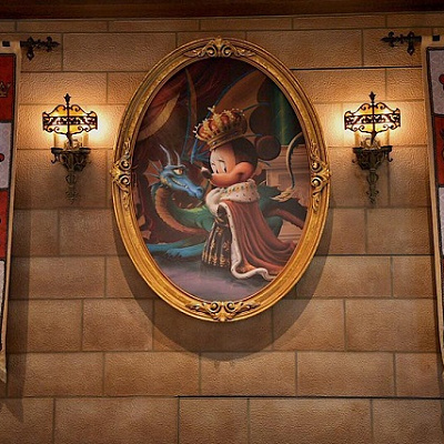 ミニーの絵画とバナー