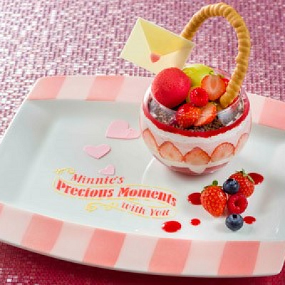 “ミニーのプレシャスモーメント・ウィズ・ユー”ストロベリーパフェ