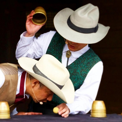 マジック披露中のミシシッピ・マイクとワイアット・ソープ