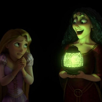 マザー・ゴーテル（右）