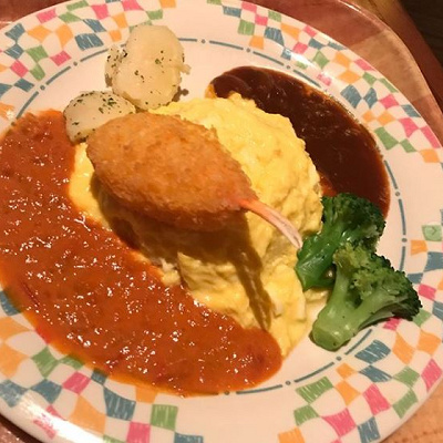 オムライスの蟹クリームコロッケ添え