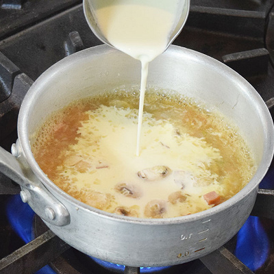 ひと煮立ちしたら、生クリームを加える