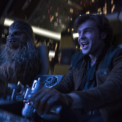 初めてハンとチューバッカが並んで操縦席に座るシーンは見どころの一つ