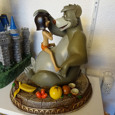 ジャングルで出会って友だちとなる1人と1匹