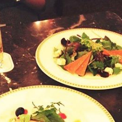 有機ベビーリーフとチーズとクルミのサラダ