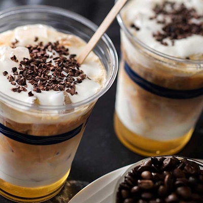 オリジナルカクテル（キャラメルリキュール＆アイスカフェラテ）