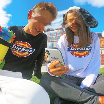 同じアイテムを色違いでセレクトしたおそろトレーナーコーデ