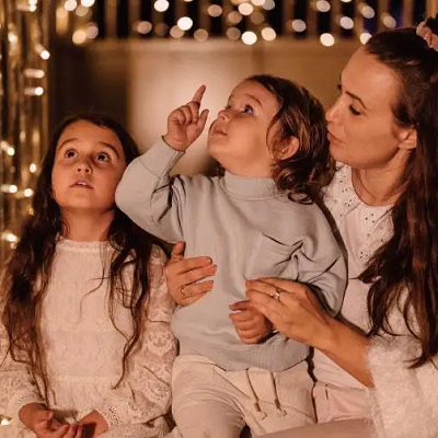 フェスタ・ルーチェを楽しむ海外の家族