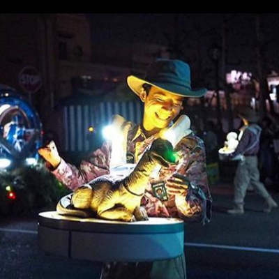 赤ちゃん恐竜も登場するパレード