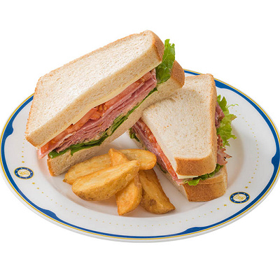 パストラミのグラハムサンドウィッチ、フライドポテト添え